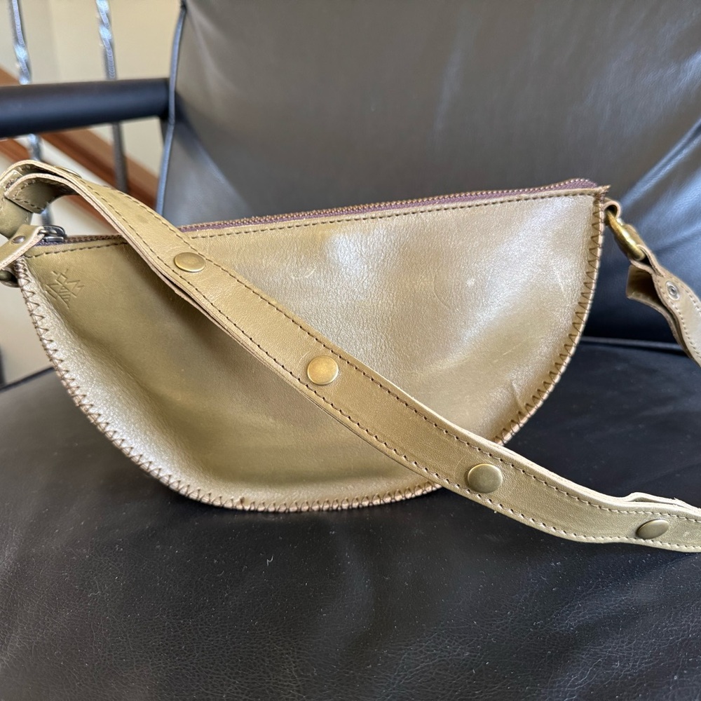 Lyon’s Leather Co Sage Bee with Extended Strap